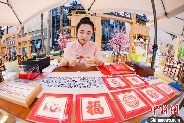 圖為重慶非物質(zhì)文化遺產(chǎn)暨老字號(hào)博覽會(huì)上的非遺技藝展示。　重慶市文旅委供圖