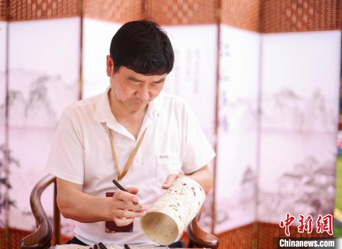 圖為重慶非物質(zhì)文化遺產(chǎn)暨老字號(hào)博覽會(huì)上的非遺技藝展示?！≈貞c市文旅委供圖