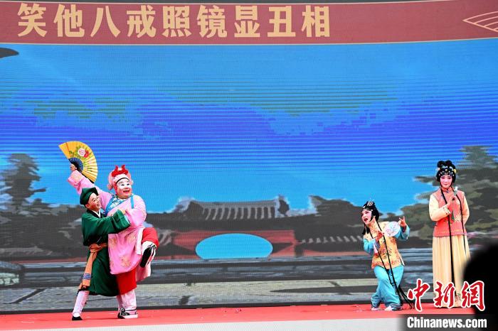 高甲戲表演《連升三級·求親》?！埥鸫?攝
