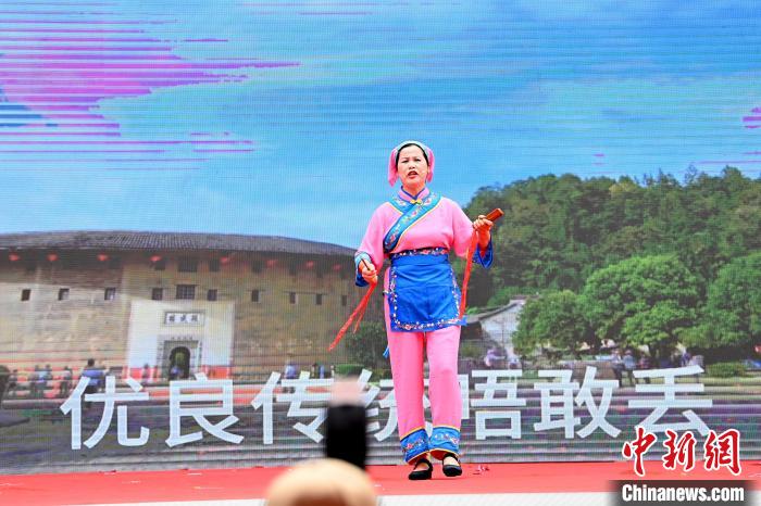 客家竹板山歌《東方古堡》?！埥鸫?攝