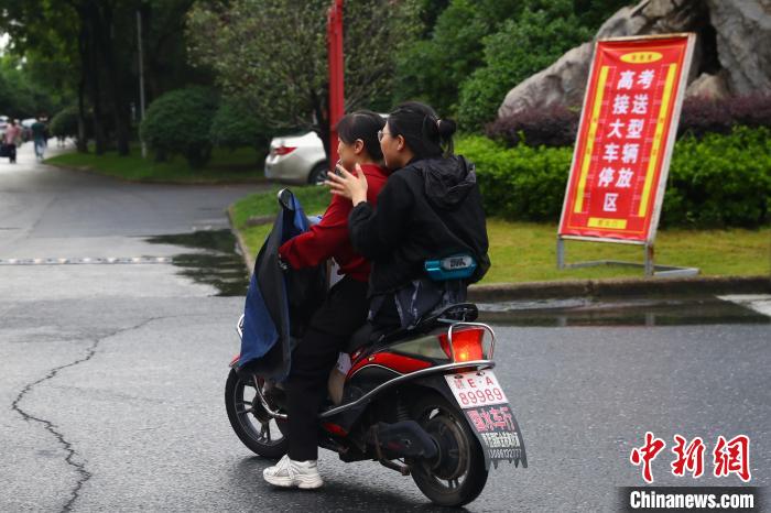 蔣張子怡和往常一樣坐上母親每日接送她的電動(dòng)車回家。　劉占昆 攝