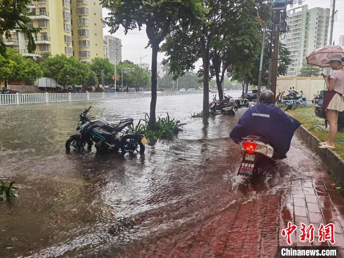 6月8日，北海市街道被積水淹沒?！〉岳顝?qiáng) 攝