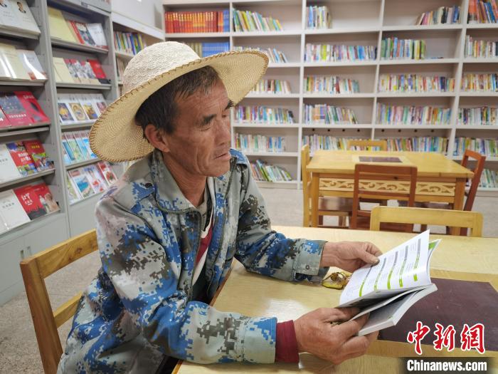 圖為高墩營村村民在農(nóng)家書屋看書。　戴文昌 攝
