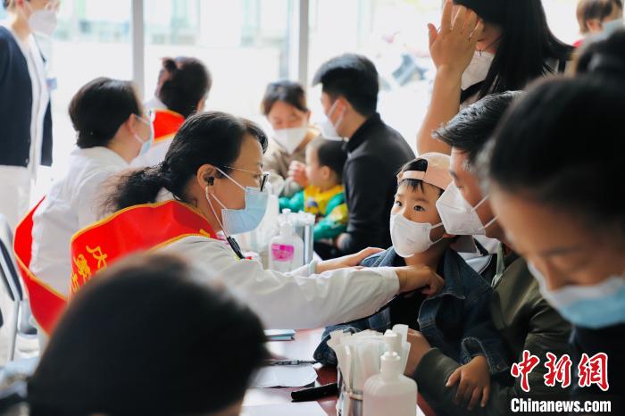 圖為醫(yī)院將優(yōu)質醫(yī)療服務送到群眾身邊?！让晒裴t(yī)科大學附屬醫(yī)院供圖