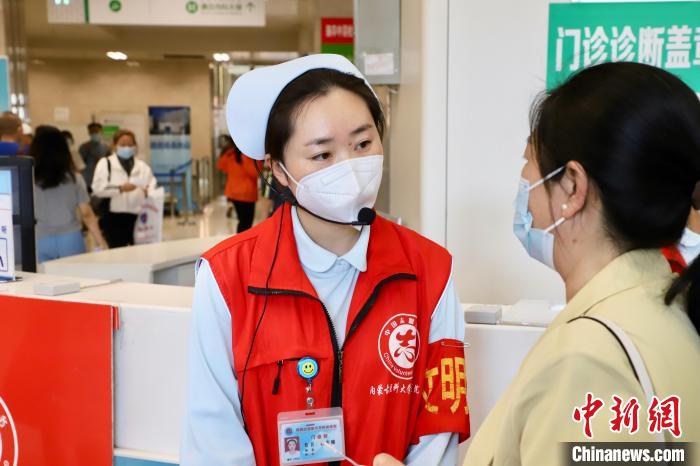 圖為工作人員引導患者有序就醫(yī)。　內蒙古醫(yī)科大學附屬醫(yī)院供圖