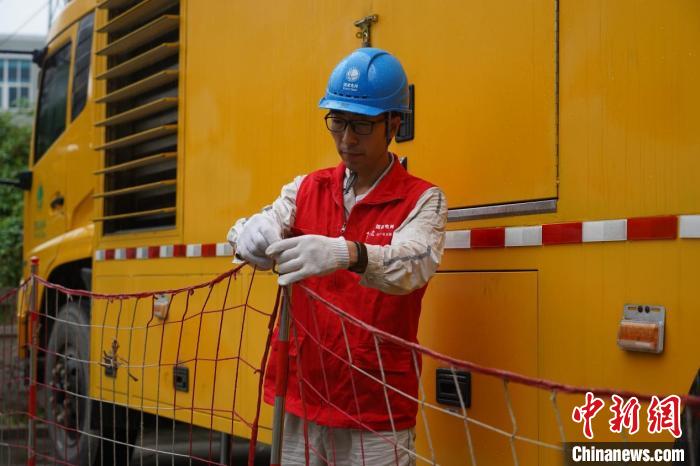 父女并肩“戰(zhàn)”高考：考場內奮筆逐夢，考場外保電護航