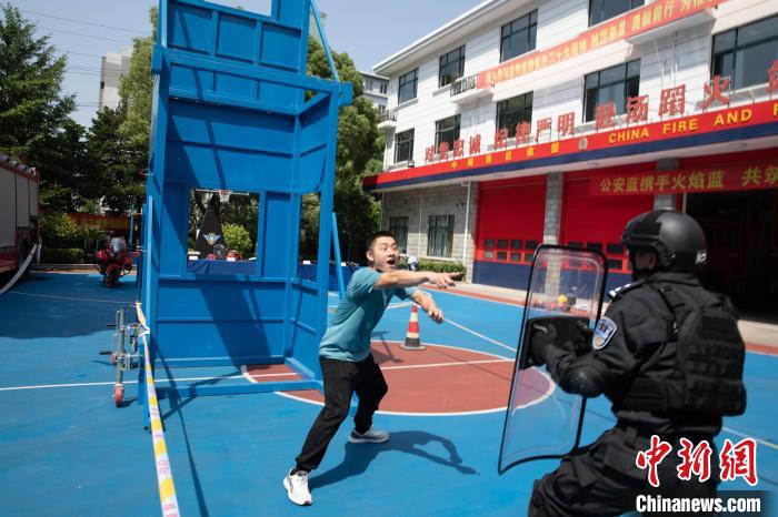 共筑人民城市“平安盾”上海公安、消防夏季聯(lián)合實(shí)戰(zhàn)大練兵