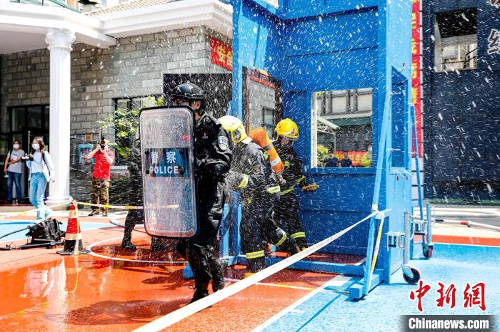 ESP防暴盾牌、警用破門錘、液壓破拆器、熱成像儀……一件件硬核防暴處突救援裝備引人注目?！∩虾Ｊ袟钇謪^(qū)消防救援支隊(duì)供圖