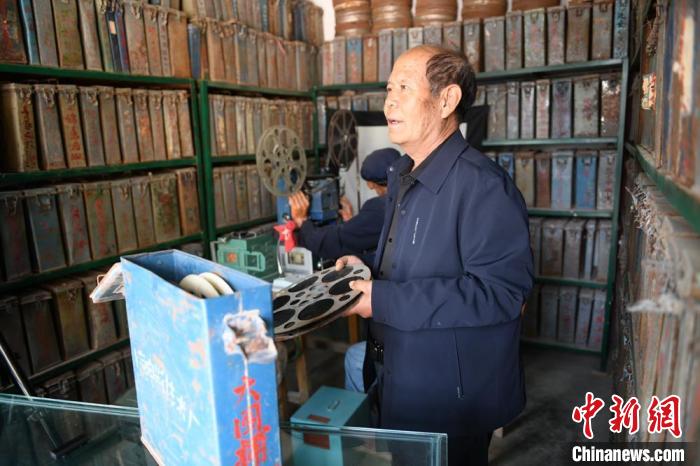 圖為王雄德展示收藏的老電影膠片。(資料圖) 戴文昌 攝