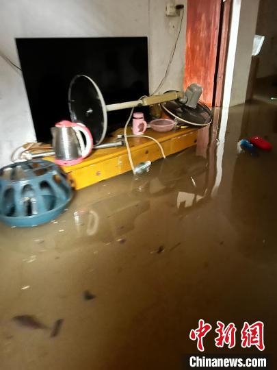 河水灌入村民家中?！∈茉L者供圖
