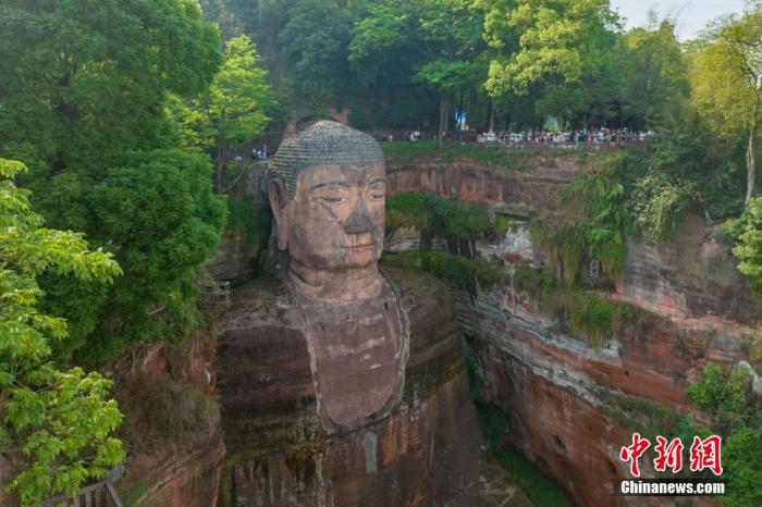 遠眺樂山大佛，旁邊佛頭觀景平臺擠滿了游客。劉忠俊 攝