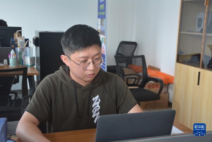 6月12日，臺青呂俊岳在工作中。新華社記者 顏之宏 攝