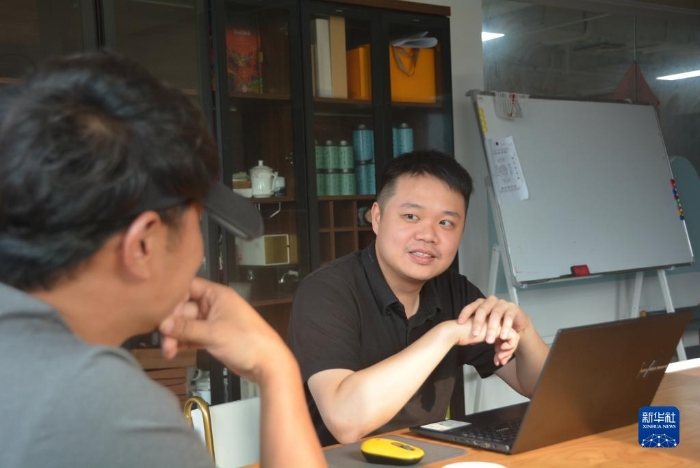 6月12日，臺青張培軒與合作伙伴交流。新華社記者 顏之宏 攝