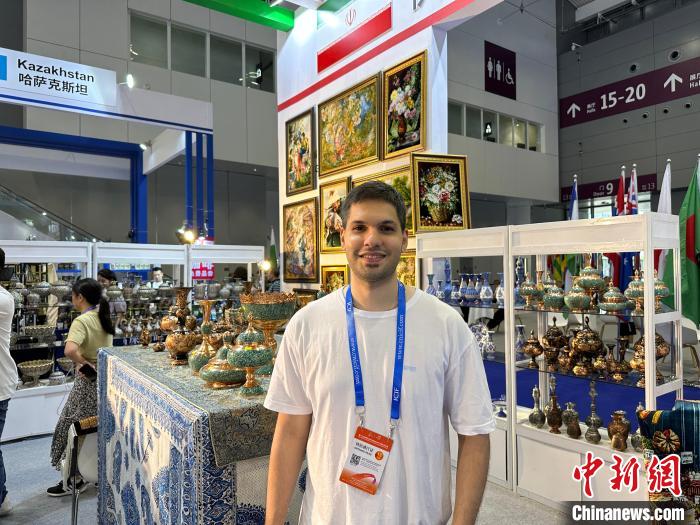伊朗參展商馬迪帶來了各種各樣的特色商品。方偉彬 攝