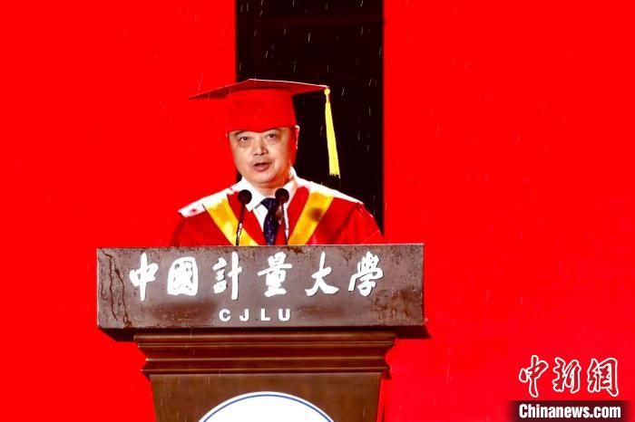 浙江高校校長(zhǎng)畢業(yè)致辭：“內(nèi)卷”狹隘要讀書(shū)破萬(wàn)“卷”