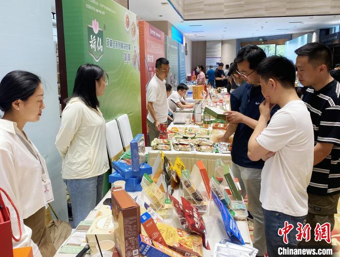 預(yù)制菜新品、明星產(chǎn)品集中展示。　崔佳明 攝