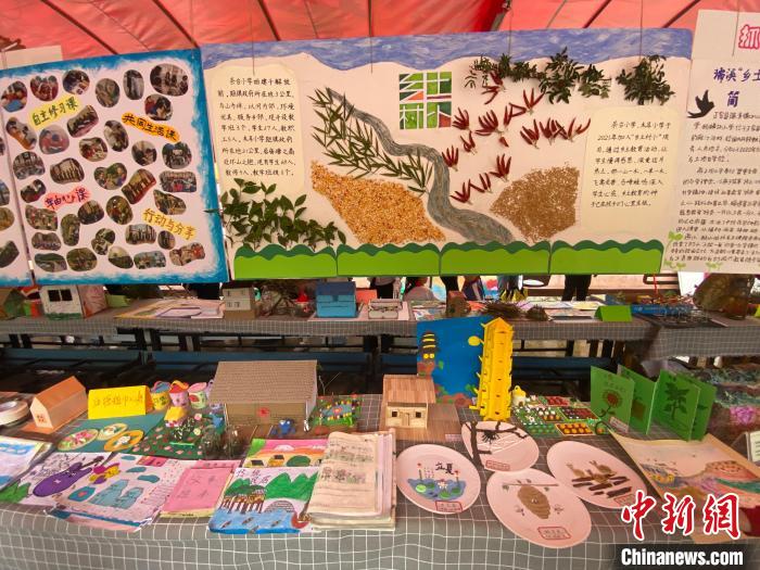 鄉(xiāng)村小學(xué)創(chuàng)新教育交流會(huì)近日在貴州省遵義市正安縣小雅鎮(zhèn)工農(nóng)小學(xué)舉行?！≈鬓k方供圖