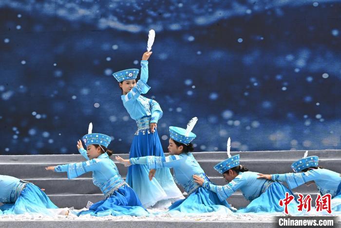 九寨溝首屆國際生態(tài)旅游季開幕活動現(xiàn)場?！“苍?攝