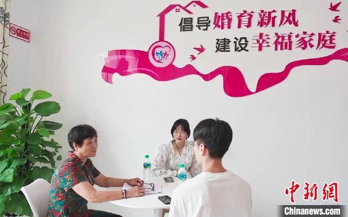 圖為職業(yè)“媒婆”邱細(xì)花在自己的工作室內(nèi)為一對(duì)新人講解正確的婚俗觀念?！”R夢(mèng)夢(mèng) 攝