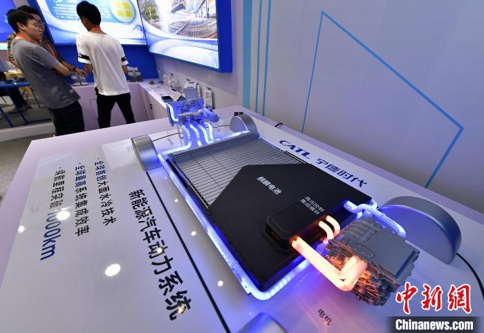 圖為全球首創(chuàng)大面水冷技術，續(xù)航里程突破1000km的新能源汽車動車系統(tǒng)模型亮相展會?！埍?攝
