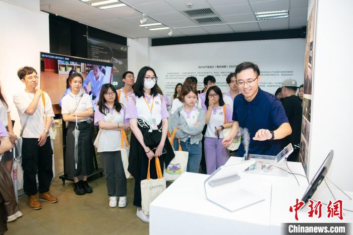 香港大學(xué)生在上海視覺藝術(shù)學(xué)院參觀畢業(yè)作品展?！↑S金 攝