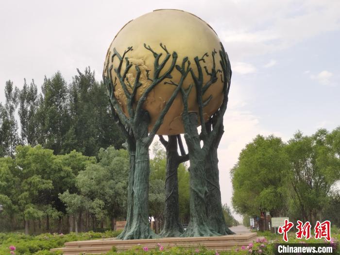 圖為庫布其沙漠中的雕塑?！±類燮?攝