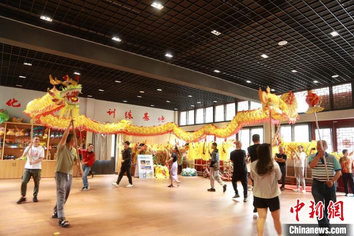 臺(tái)胞臺(tái)屬體驗(yàn)舞龍?！≈芪的裙﹫D