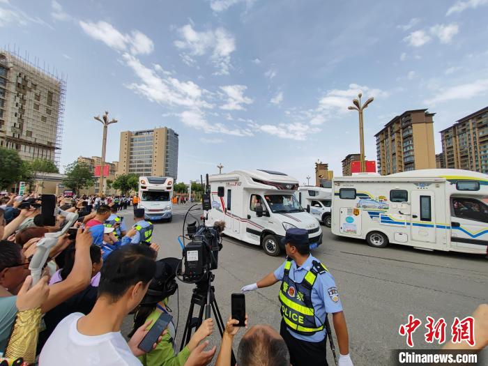500多輛來(lái)自全國(guó)各地的房車、越野車、摩托車踏上塵封半年之久的獨(dú)庫(kù)公路，品味大美新疆?！⊥跣≤?攝
