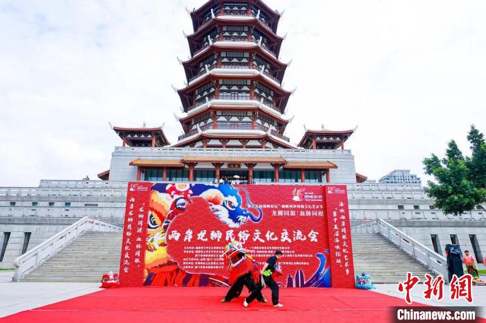 龍獅元素與民間武術(shù)相結(jié)合，變成了一項(xiàng)極具民族特色的民俗運(yùn)動(dòng)項(xiàng)目。　鐘欣 攝