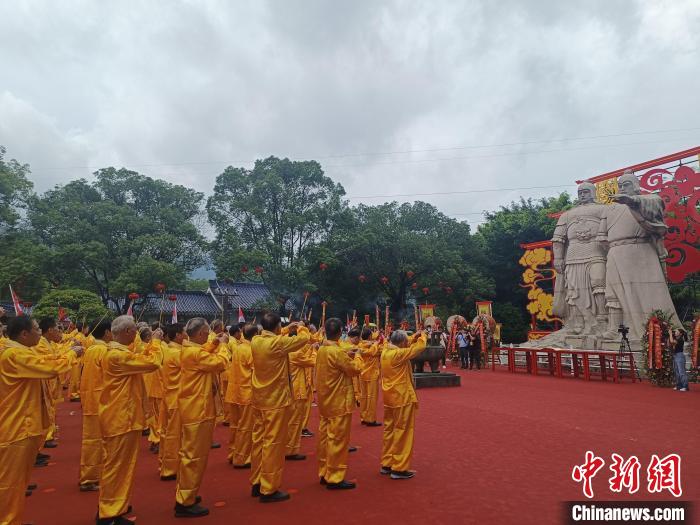 兩岸同胞齊聚將軍山，共祭開漳圣王陳元光。　廖珍妹 攝
