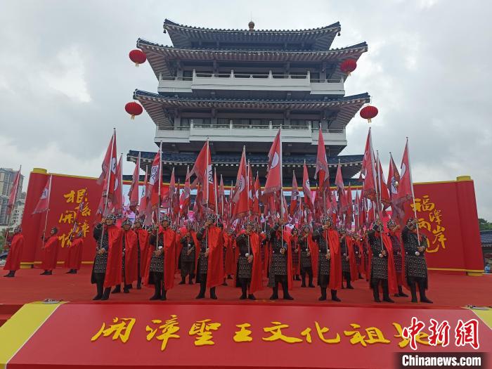 開幕式現(xiàn)場迎賓表演《旌旗獵獵凱旋歸》?！×握涿?攝