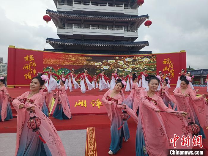開幕式現(xiàn)場迎賓表演《盛世風華舞清漳》?！×握涿?攝