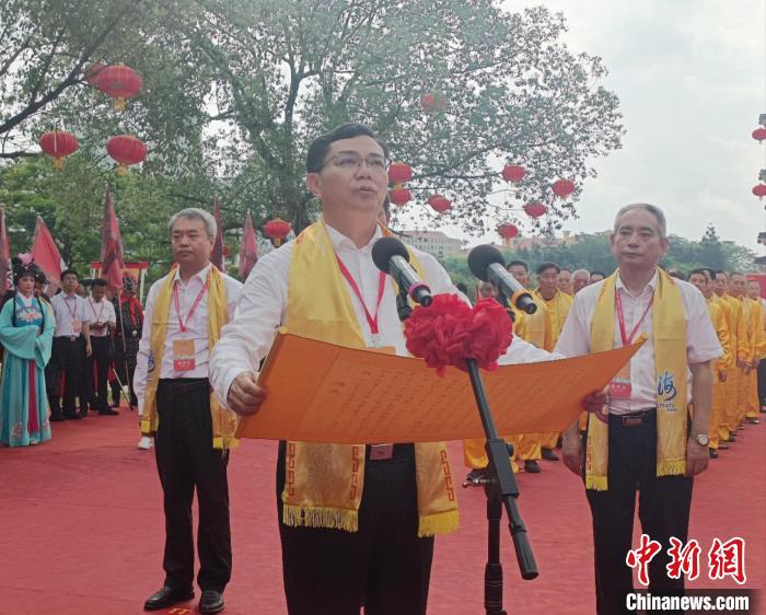 漳州市市長王進足在祭祀大典中恭讀祝文?！×握涿?攝