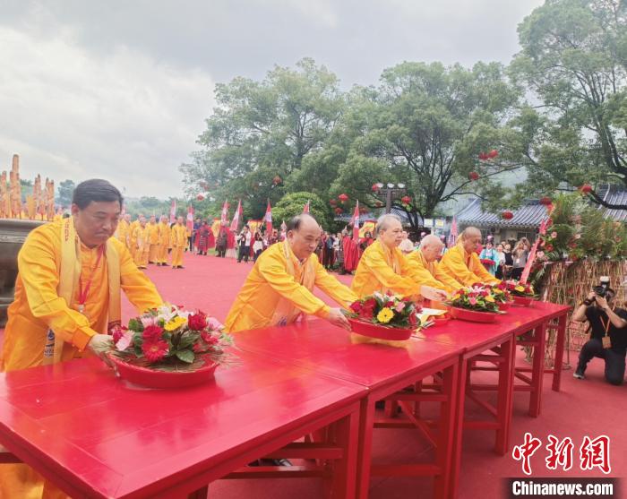 兩岸同胞齊聚將軍山下，共祭開漳圣王陳元光。圖為舉行祭祀大典?！×握涿?攝