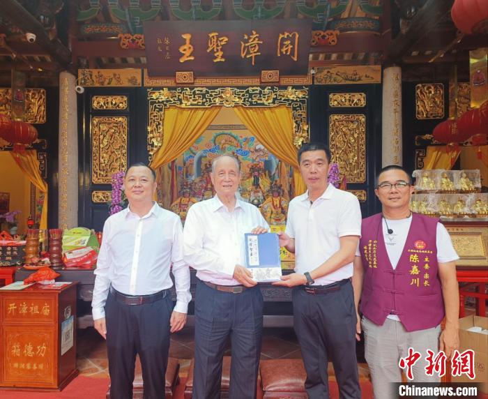 臺灣中華民族發(fā)展基金會董事長、臺灣海基會前董事長林中森(左二)在云霄燕翼宮合影留念?！×握涿?攝