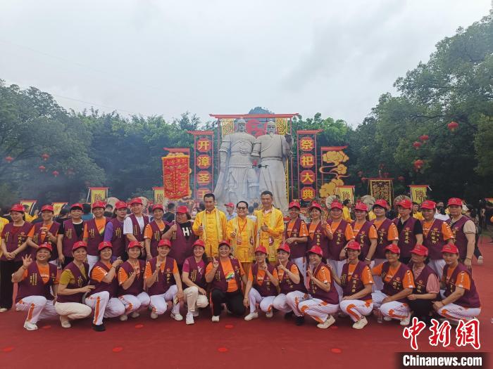 兩岸同胞齊聚將軍山下，共祭開漳圣王，并合影留念?！×握涿?攝