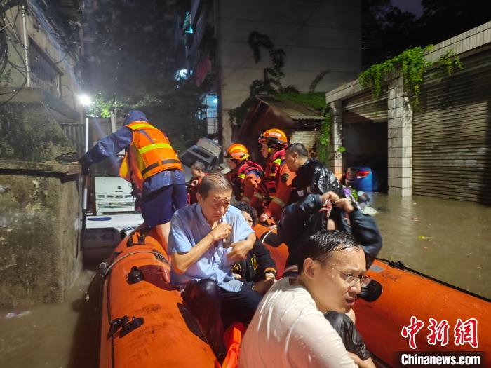 圖為消防員轉(zhuǎn)移被困人員?！≠F陽(yáng)市消防救援支隊(duì)供圖