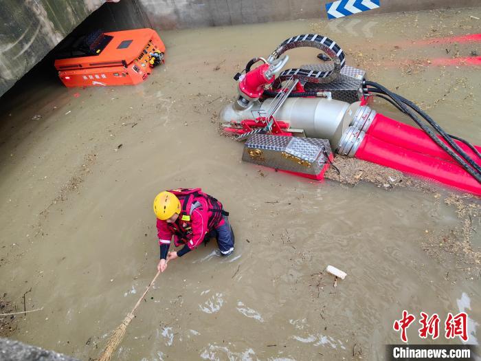 圖為消防員在進(jìn)行抽水作業(yè)?！≠F陽(yáng)市消防救援支隊(duì)供圖