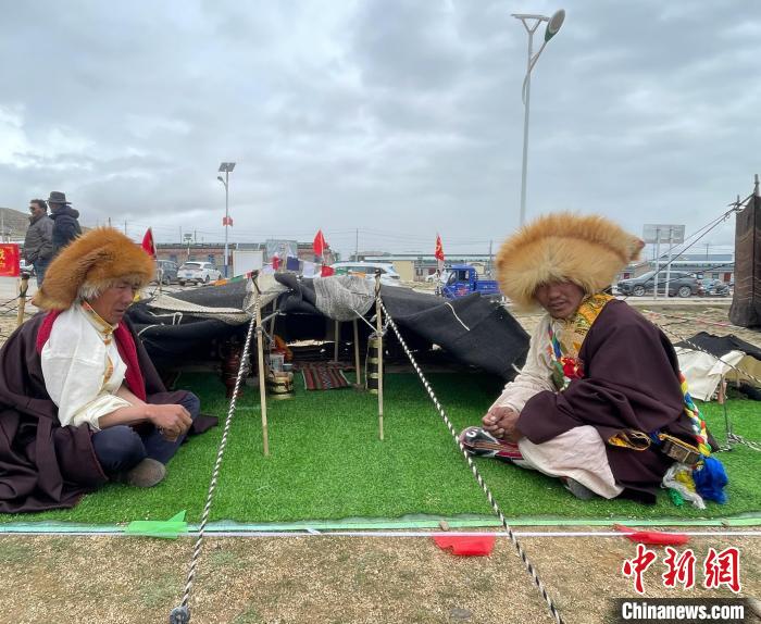 圖為黑帳篷制作比賽現(xiàn)場?！∷骼识嘟?攝
