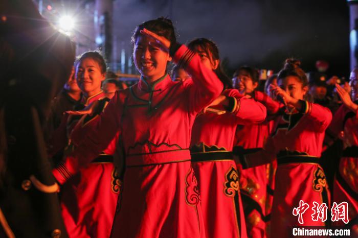 圖為鄂倫春族民眾圍著篝火跳起歡快的舞蹈?！顏問| 攝
