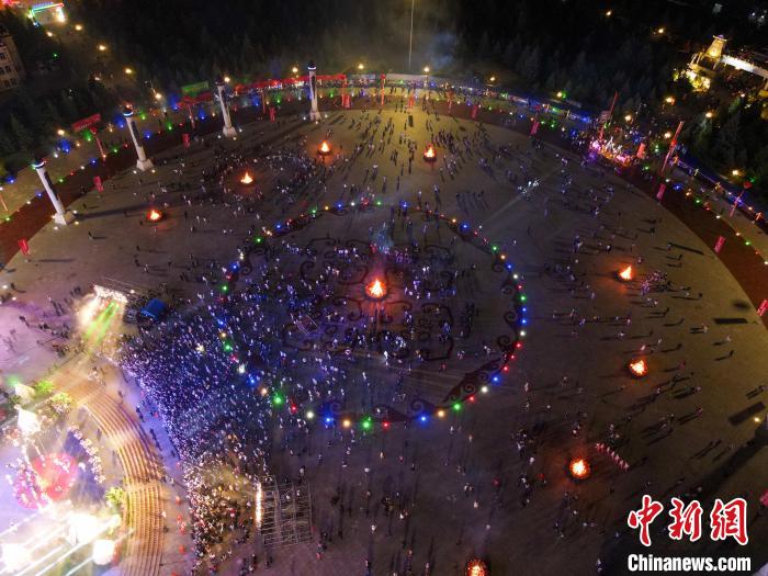 圖為第三十三屆鄂倫春族篝火節(jié)開幕式現(xiàn)場。(無人機(jī)拍攝) 楊亞東 攝