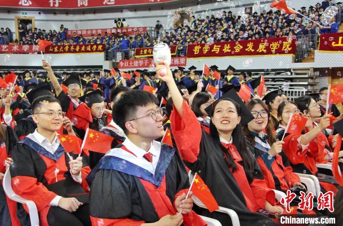 畢業(yè)生在現(xiàn)場慶祝畢業(yè)?！≮w曉 攝