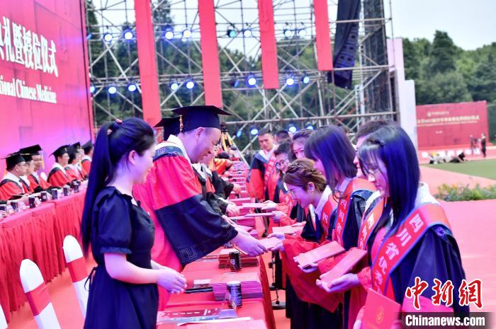 成都中醫(yī)藥大學(xué)舉行2023屆學(xué)生畢業(yè)典禮暨授位儀式?！〕啥贾嗅t(yī)藥大學(xué)供圖