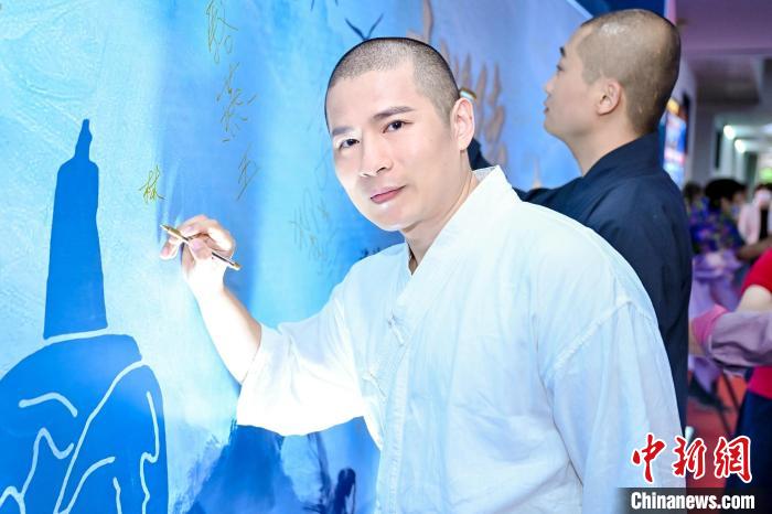 臺(tái)灣釋門少林功夫團(tuán)團(tuán)長(zhǎng)林勝杰參加6月18日舉行的海峽兩岸青少年新媒體論壇之武術(shù)論壇?！＄娦?攝