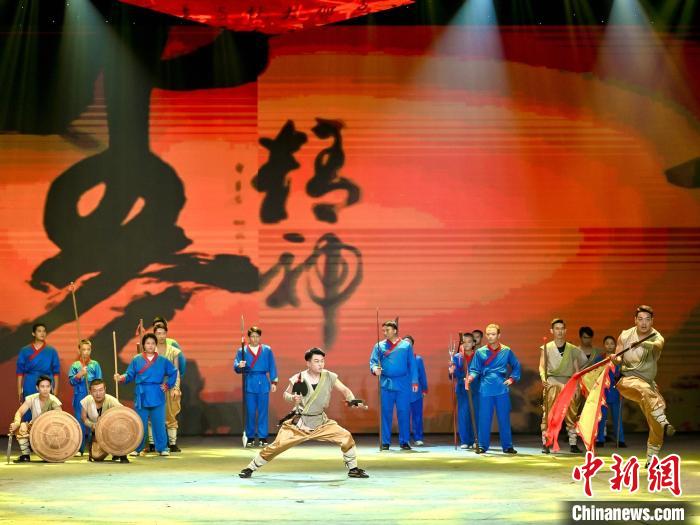 圖為海峽兩岸青少年新媒體論壇之武術(shù)論壇現(xiàn)場(chǎng)表演?！＄娦?攝