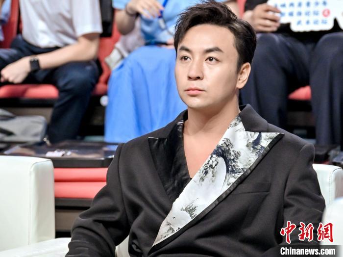 演員、導(dǎo)演釋小龍?jiān)诤{兩岸青少年新媒體論壇之武術(shù)論壇上，講述了自己以功夫和電影開(kāi)啟的兩岸融合經(jīng)歷?！＄娦?攝