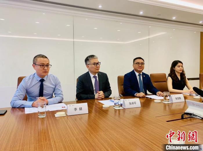 太古(中國)有限公司主席張卓平(左二)介紹計(jì)劃內(nèi)容。　戴小橦 攝