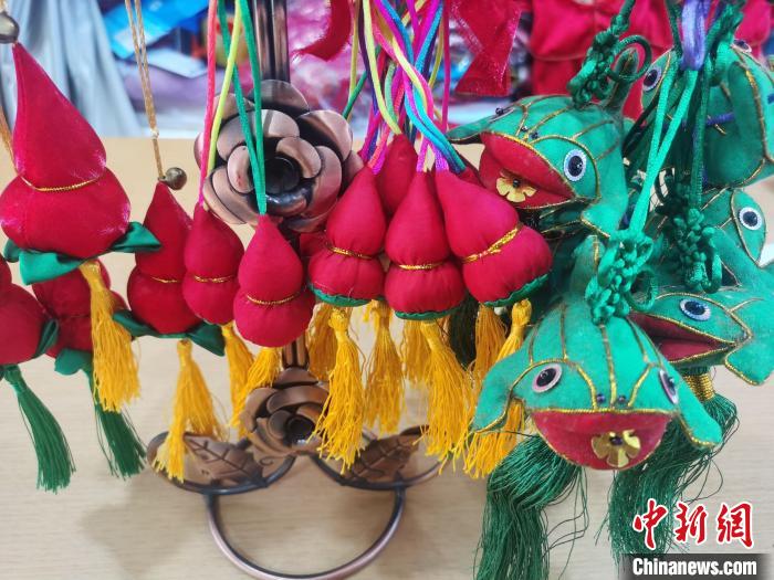 圖為勝芳古鎮(zhèn)的各種布藝葫蘆，諧音取“福祿”寓意，深受游客喜愛?！⌒蟻喣?攝