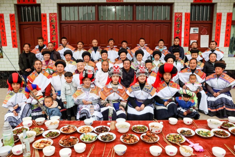 2021年2月11日，烏蒙山區(qū)腹地貴州省畢節(jié)市納雍縣維新鎮(zhèn)坪子社區(qū)苗族村民馬雍全家在年夜飯開始前照全家福。（圖源：新華網(wǎng)）