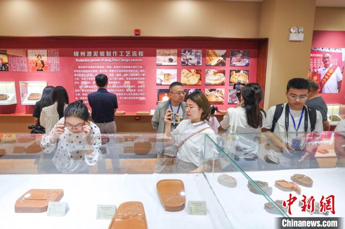 媒體記者賞非遺。　武俊杰 攝